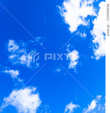 青空と雲のシンプルな風景 青空と雲のシンプルな風景 133099248