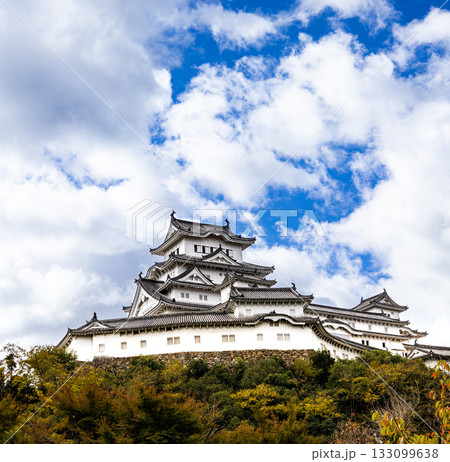 秋晴れの青空と秋の姫路城 133099638