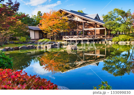 紅葉のある風景 133099830