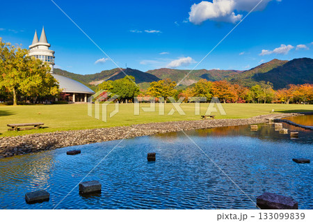 紅葉のある風景 133099839