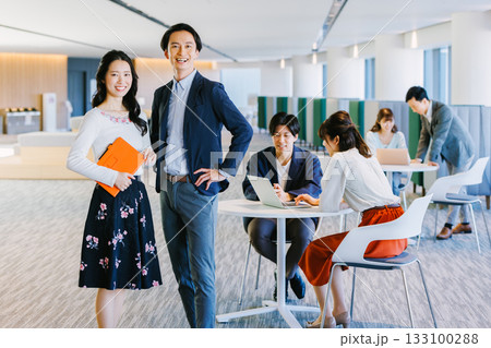 オフィスで働くビジネスパーソン 133100288