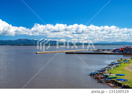 【青森県十三漁港】シジミ採り漁が盛んな漁港。鎌倉時代には十三湊（とさみなと）と呼ばれて栄えた湊。 133100529