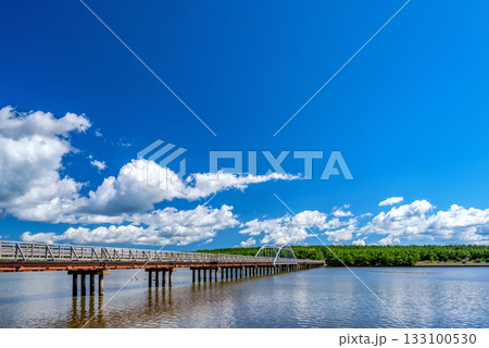 【青森県十三湖】中の島が見える景色。鎌倉時代には十三湊（とさみなと）と呼ばれて栄えた湊があった。 133100530