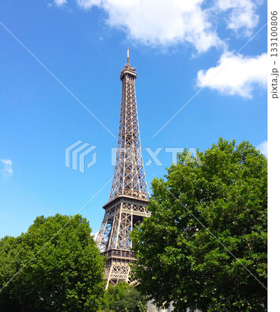 青空に映えるエッフェル塔 133100806