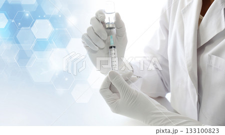 医療の最前線：予防接種や研究のイメージと抽象背景 133100823