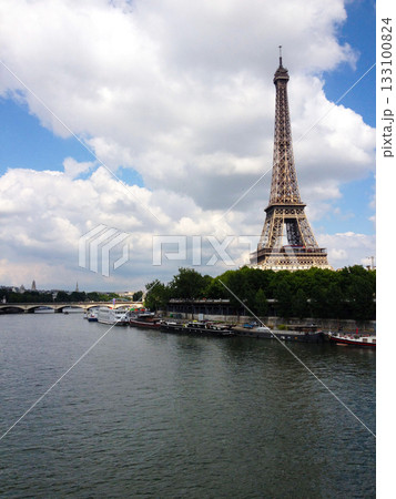 水面に映るエッフェル塔 133100824