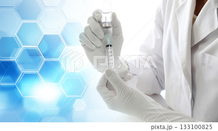 医療の最前線：予防接種や研究のイメージと抽象背景 133100825