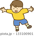けんけんぱする男の子 133100901