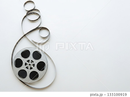 白背景に映画のフィルム 133100919