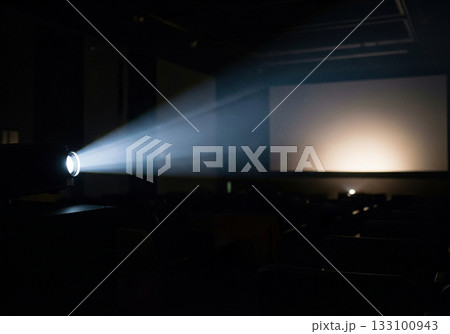 映写機と映画館のイメージ 映写機と映画館のイメージ 133100943