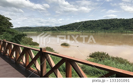 ラオスを流れるメコン川と自然の風景 ラオスを流れるメコン川と自然の風景 133101091