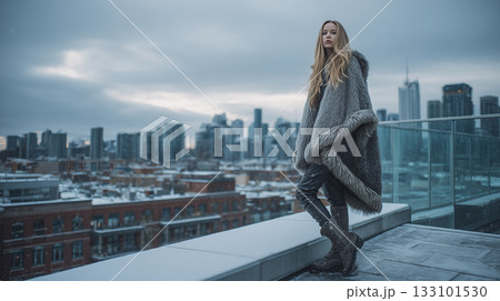 冬の都会を見下ろす女性モデル｜クールで洗練されたアーバンスタイルポートレート 133101530