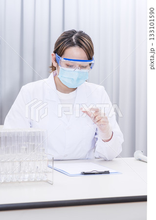 研究する研究員 実験する研究員 試験管を持つ女性 イメージ素材 研究する研究員 実験する研究員 試験管を持つ女性 イメージ素材 133101590