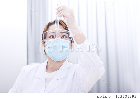 研究する研究員 実験する研究員 試験管を持つ女性 イメージ素材 研究する研究員 実験する研究員 試験管を持つ女性 イメージ素材 133101593