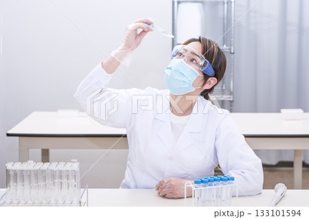 研究する研究員　実験する研究員　試験管を持つ女性　イメージ素材 133101594