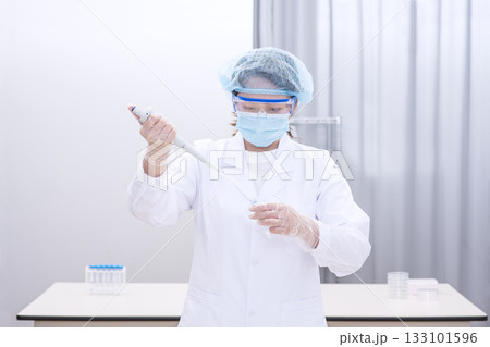 研究する研究員　実験する研究員　試験管を持つ女性　イメージ素材 133101596