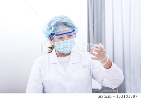 研究する研究員　実験する研究員　試験管を持つ女性　イメージ素材 133101597