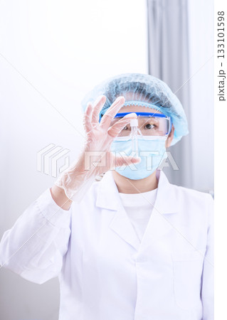 研究する研究員　実験する研究員　試験管を持つ女性　イメージ素材 133101598