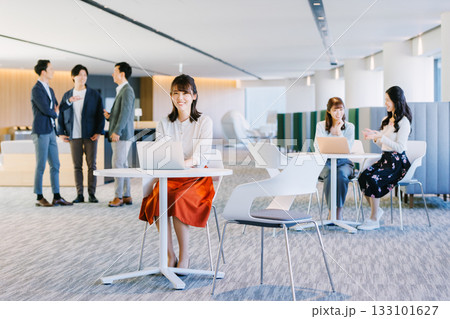 オフィスで働くビジネスパーソン 133101627