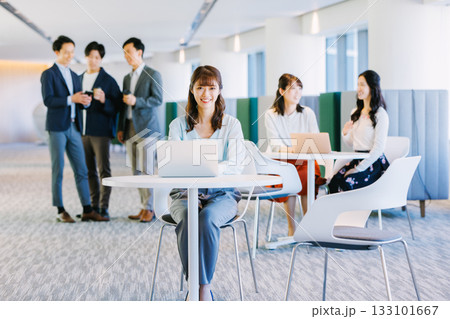オフィスで働くビジネスパーソン オフィスで働くビジネスパーソン 133101667