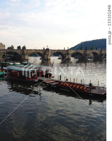チェコ プラハ カレル橋 ヴルタヴァ川沿い 街並み チェコ プラハ カレル橋 ヴルタヴァ川沿い 街並み 133101846