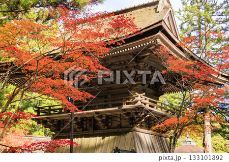 紅葉真っ盛りの高野山 133101892