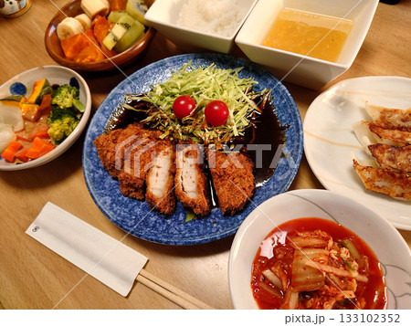 名古屋名物(なごやめし)~八丁味噌を使った味噌カツ定食(焼き餃子と温野菜の小鉢料理,椀物,デザート) 名古屋名物(なごやめし)~八丁味噌を使った味噌カツ定食(焼き餃子と温野菜の小鉢料理,椀物,デザート) 133102352