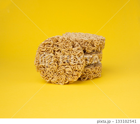 Raw Noodles, Dry Round Ramen Noodle, Uncooked Korea Vermicelli, Chinese Wheat Pasta 133102541