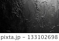 ざらついた質感を持つコールタールが塗られた黒い壁のテクスチャ 133102698