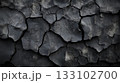 ひび割れた黒い土壁のクローズアップ 133102700