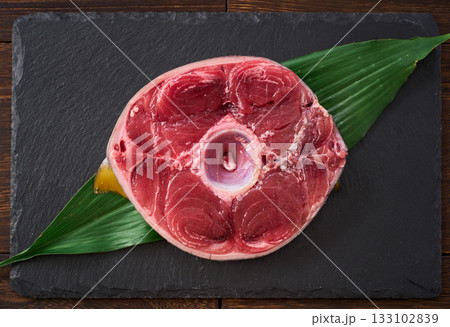 マグロのテール(本マグロ)輪切りの生食材 マグロのテール(本マグロ)輪切りの生食材 133102839