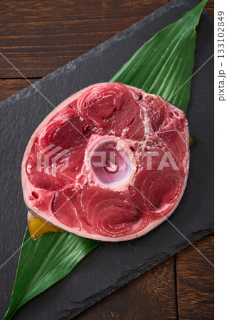 マグロのテール（本マグロ）輪切りの生食材 133102849