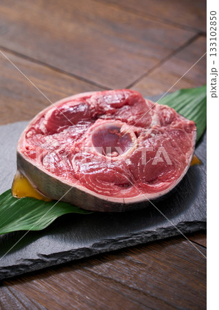 マグロのテール（本マグロ）輪切りの生食材 133102850