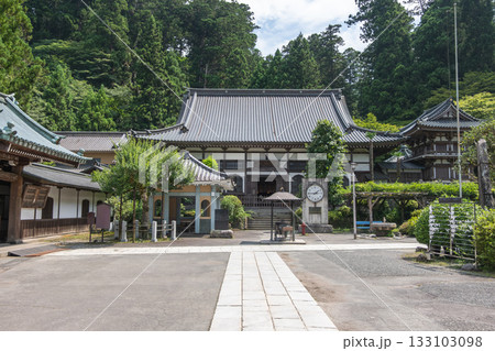 Daiyuzan Saijoji, Minamiashigara, Kanagawa, Japan , Traditional Japanese temple courtyard surrounded by trees on a sunny day Daiyuzan Saijoji, Minamiashigara, Kanagawa, Japan , Traditional Japanese temple courtyard surrounded by trees on a sunny day 133103098