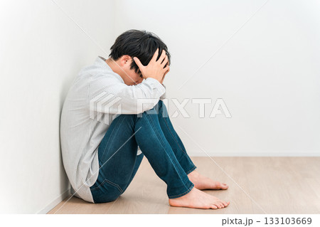 頭を抱えて座り込む若いアジア人男性(失敗,絶望,悩む,後悔) 頭を抱えて座り込む若いアジア人男性(失敗,絶望,悩む,後悔) 133103669