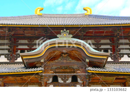 東大寺大仏殿 正面唐破風と鴟尾 東大寺大仏殿 正面唐破風と鴟尾 133103682