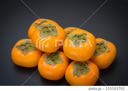 美味しい秋の自然の恵み　柿をたくさん並べて 133103701