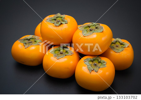 美味しい秋の自然の恵み　柿をたくさん並べて 133103702