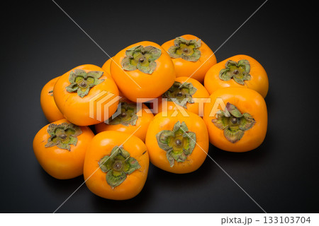 美味しい秋の自然の恵み　柿をたくさん並べて 133103704