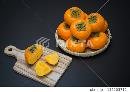 美味しい秋の自然の恵み　柿をたくさん並べて 133103712