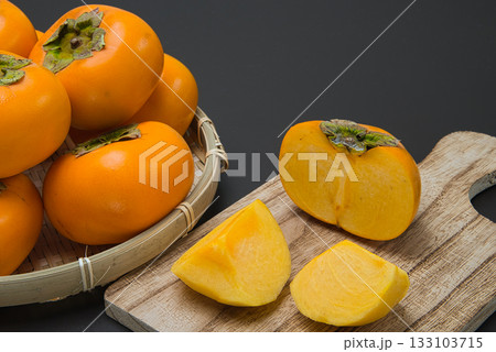 美味しい秋の自然の恵み 柿をたくさん並べて 美味しい秋の自然の恵み 柿をたくさん並べて 133103715