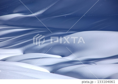 雪原に映る影模様 133104061