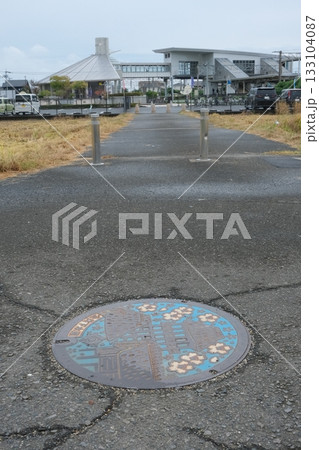 吉野ヶ里公園駅とカラーマンホールのある風景 133104087