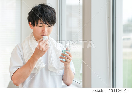 液体歯磨き,マウスウォッシュをする若いアジア人男性 液体歯磨き,マウスウォッシュをする若いアジア人男性 133104164