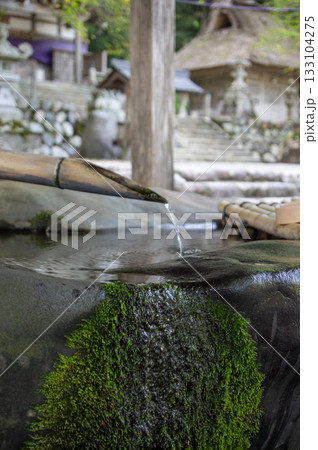 白川郷・白川八幡神社の手水舎に滴る清らかな湧き水と苔むした石 白川郷・白川八幡神社の手水舎に滴る清らかな湧き水と苔むした石 133104275