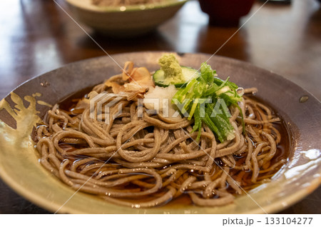 新鮮な薬味を添えた冷やしそばの美味しそうな和食料理 新鮮な薬味を添えた冷やしそばの美味しそうな和食料理 133104277