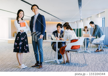 オフィスで働くビジネスパーソン 133104344
