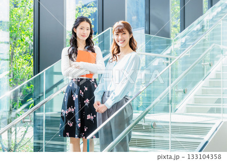 オフィスビルで働くビジネスウーマン 133104358