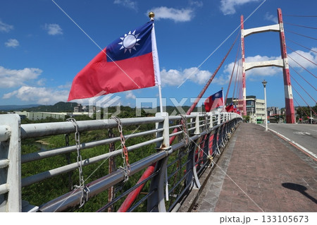 台湾の国旗がある橋 133105673