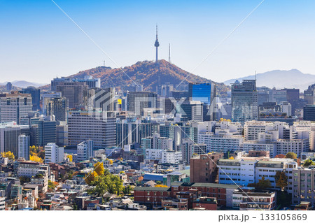 韓国　秋景色のソウル市街と南山タワー（Nソウルタワー） 133105869